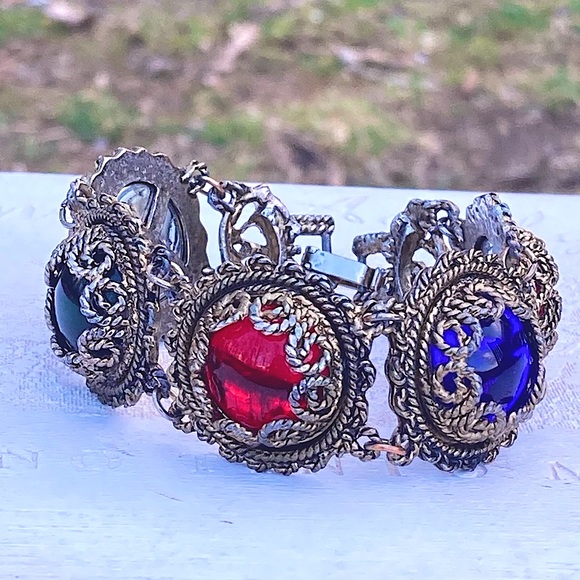 Incredible Vintage Lucite Bracelet! - Picture 1 of 12